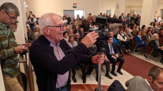 CIAO PIERO, INSTANCABILE "DOCUMENTARISTA" SARONNESE

Anche noi ci uniamo al resto della città che sta ricordando, in queste ore, Piero da Saronno, al secolo Piergiuseppe Vellini, instancabile “documentarista” di storie saronnesi.

La sua, di storia, parte nell’ormai lontano 2003 e si sovrappone poco dopo alla nostra, che comincia a fine 2008. In questi 17 anni Piero ha accompagnato il nostro cammino in tutte le campagne elettorali, sollecitando ogni volta i video dei candidati, e ci ha chiesto dei contribuiti in un’infinità di occasioni pubbliche. Lo ha chiesto a noi come a tutti gli altri attori della politica saronnese, portando al massimo livello il concetto di “par condicio”, perché davvero ci teneva moltissimo che tutti fossero rappresentati.

Ma Piero è stato accanto a chiunque si dedicasse alla vita pubblica. Anzi di fronte, dall’altra parte della macchina da presa, con tecnologie via via sempre più avanzate come telecamere in 4K e microfoni senza filo. Il suo archivio da 14.000 video di storie saronnesi, che difficilmente qualcuno riuscirà a guardarsi tutto, resterà a perenne memoria di oltre due decenni di vicende saronnesi.

Difficile anzi impossibile raccogliere la sua eredità. Doveroso pensare a dove collocare, come comunità e non solo come Amministrazione, tutto quello che la sua voglia di documentare senza posa ci ha lasciato.

Come tanti, come tutti non possiamo che ringraziarlo per essere stato un compagno di viaggio attento e presente. Ciao Piero, stavolta da Saronno è tutto.

[foto da ilsaronno.it]