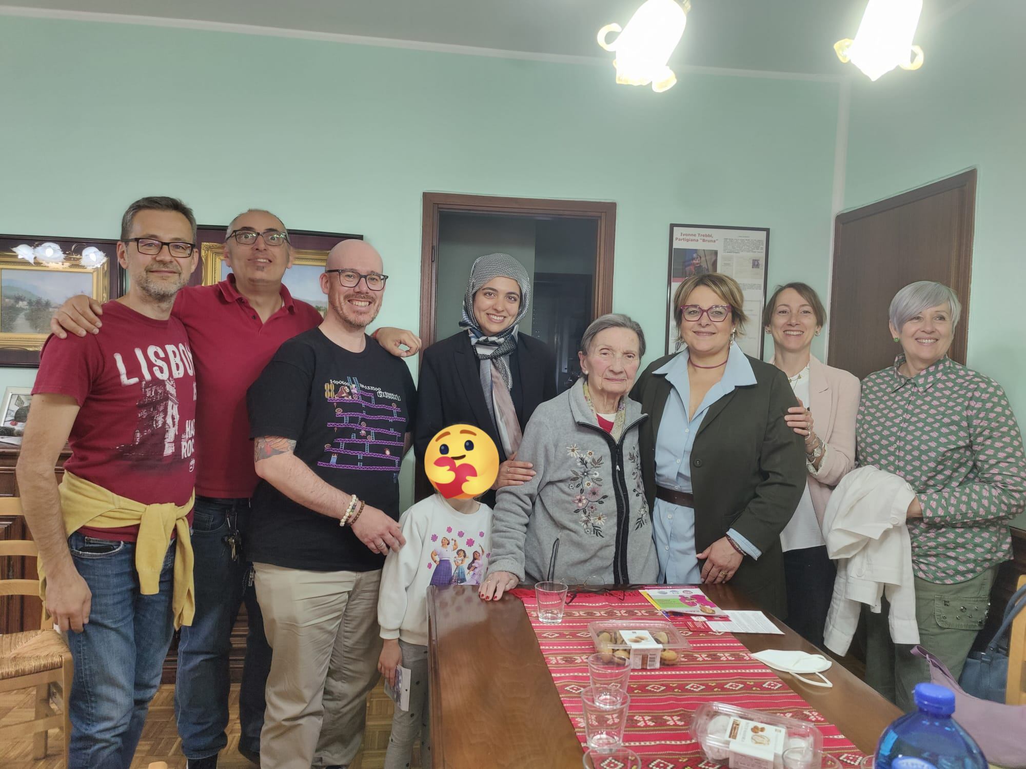 L’ULTIMO SALUTO A IVONNE TREBBI, LA PARTIGIANA BRUNA
È venuta a mancare nella giornata di oggi Ivonne Trebbi, la partigiana “Bruna”, che per decenni è stata un simbolo e un punto di riferimento per tutta la comunità saronnese, incarnando con il suo esempio, la sua testimonianza e la sua instancabile azione civile i valori della Costituzione e della Resistenza, base fondante della nostra Repubblica e della nostra società.
Ivonne ci ha fatto il grandissimo onore di volersi candidare con Tu@Saronno alle ultime elezioni, cosa che per noi è e sarà sempre un monito per cercare di dare il meglio nella nostra attività politica, soprattutto ora che siamo tra le forze a cui i cittadini saronnesi hanno dato mandato per amministrare la città.
Con Ivonne Trebbi se ne va una fonte d’ispirazione importante ma i valori che ha incarnato nel corso della sua vita non tramonteranno mai e devono restare un faro per chiunque agisca all’interno della politica e della società civile. Da parte nostra, le più sentite condoglianze ad amici e familiari.
Grazie di tutto, partigiana “Bruna”, e che la terra oggi libera per la quale tu hai combattuto ti sia lieve.
